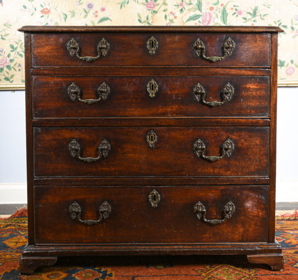 Fine Small Chippendale Mahogany Chest Of Drawers - Front