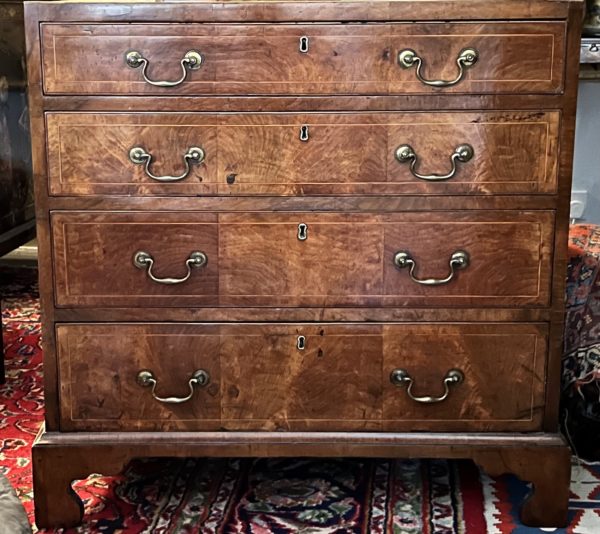 A small English George II period walnut caddy-top chest - Front