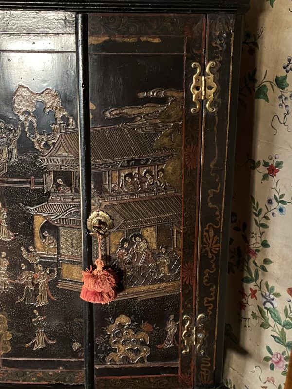 Early 18th Century Coromandel Lacquer Corner Cabinet - Panel