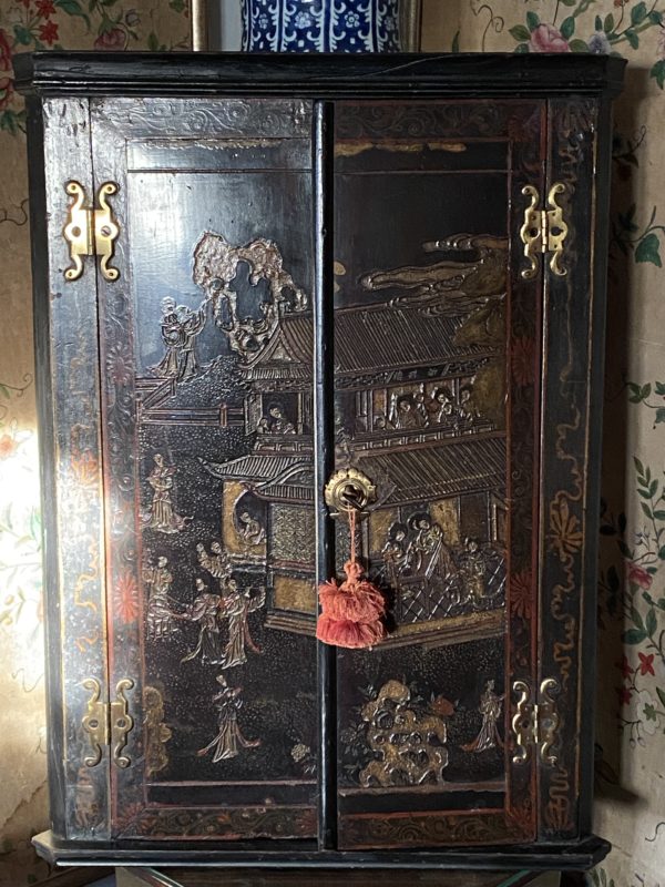 Early 18th Century Coromandel Lacquer Corner Cabinet - Front