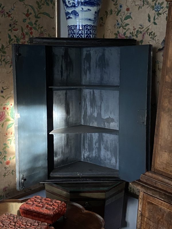 Early 18th Century Coromandel Lacquer Corner Cabinet - Open