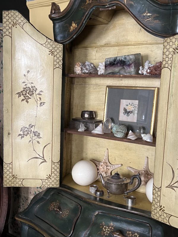 19th Century Venetian Rococo Lacquer Cabinet - Inside