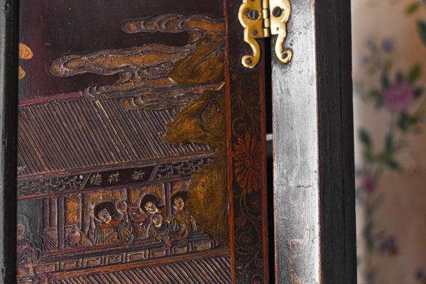 Early 18th Century Coromandel Lacquer Corner Cabinet detail