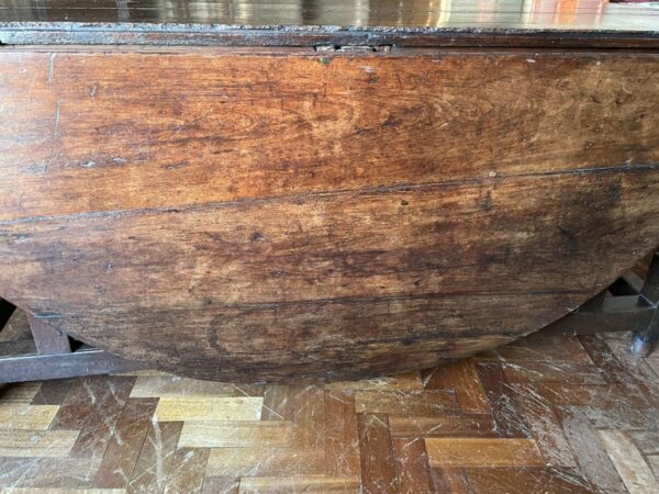 Rare Large English 17th Century Walnut Gateleg Table - Top