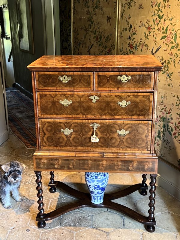 Fine Charles ll oyster laburnum and walnut chest on stand - Front