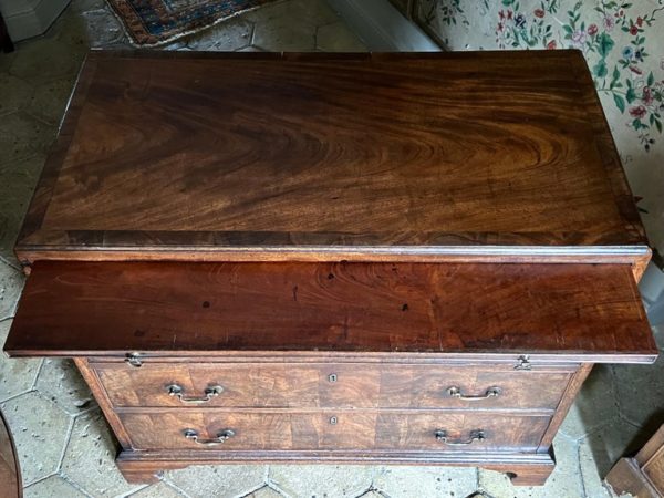 Rare George lll Walnut and Mahogany Caddy-Top Bachelor’s Chest - Top