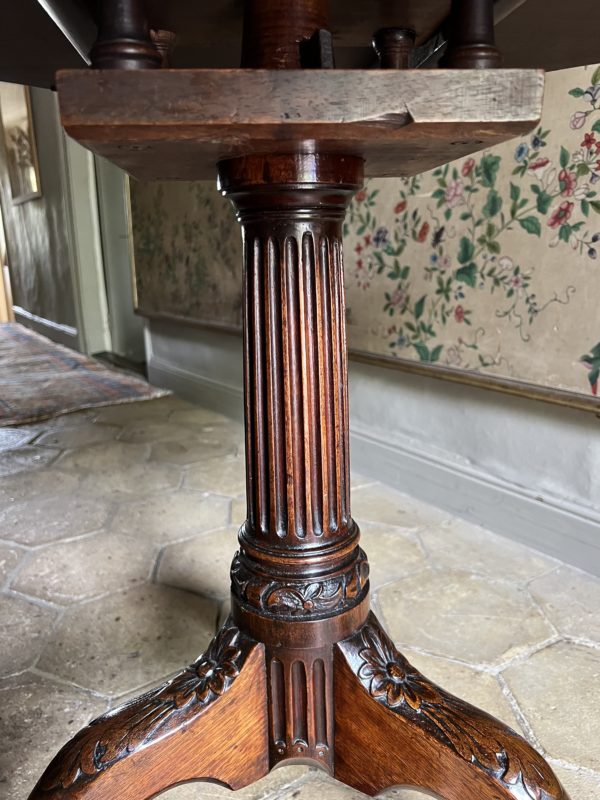 A fine and rare George ll mahogany galleried octagonal table - Leg