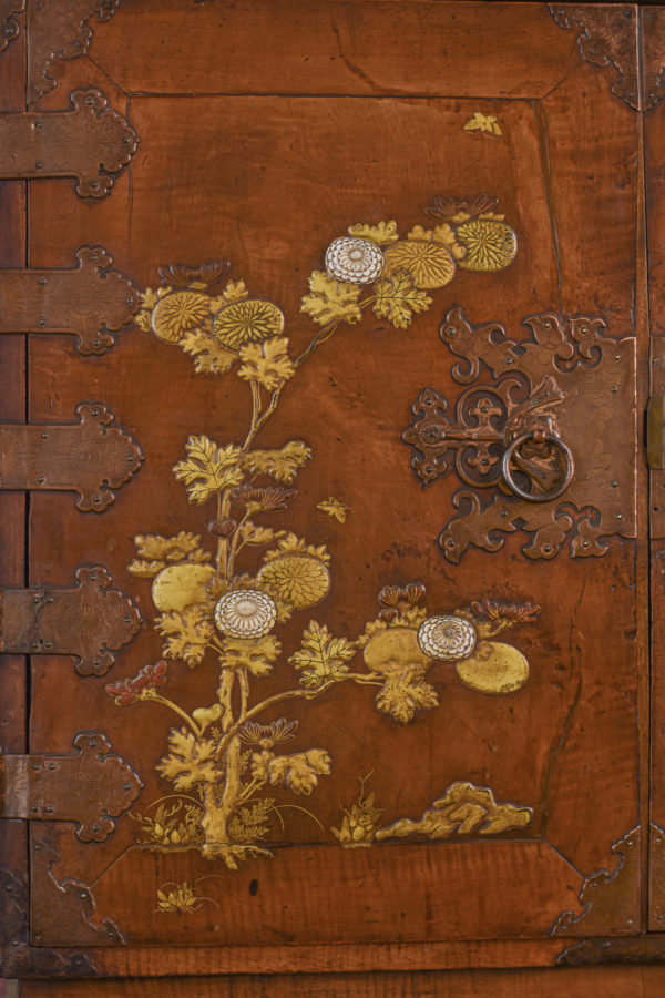 A fine 17th Century Japanese Mulberrywood Gilt-Lacquer Cabinet Detail
