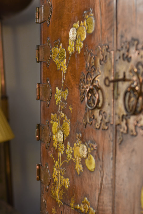A fine 17th Century Japanese Mulberrywood Gilt-Lacquer Cabinet Detail lock