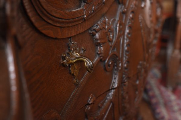 Fine French 18th/19th century carved oak marble top commode - Detail