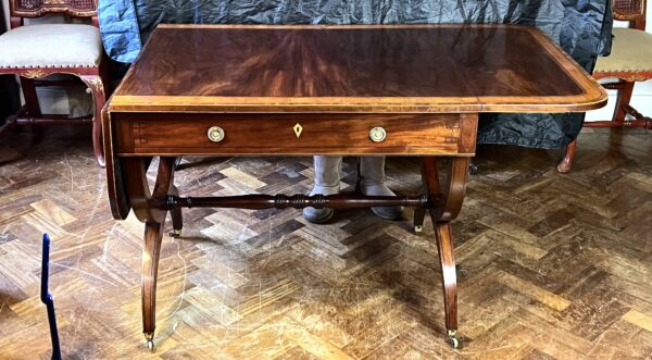 A Pair Of 19th Century English Regency Mahogany Sofa Tables - Front